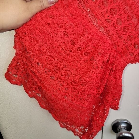 Umgee Red cold shoulder lace sleeve knot front top medium - Picture 4 of 7